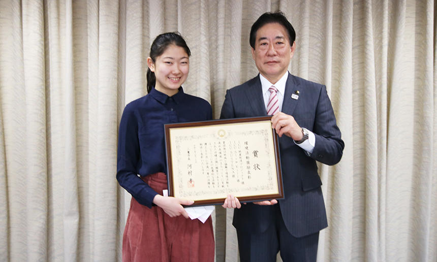 Ms. Yuki Tamaki who attended the award ceremony and Mayor Takashi Kawamura