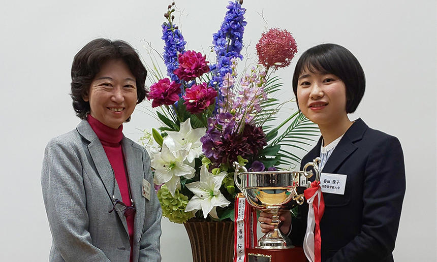 The winner, Ryoko Haruta (right), with ICU Visiting Professor Tomoko Tamura, who provided her with instructions and guidance