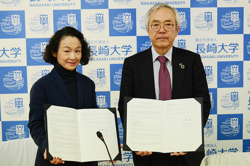 Junko Hibiya, President, ICU, (left) and Shigeru Kohno, President, Nagasaki University