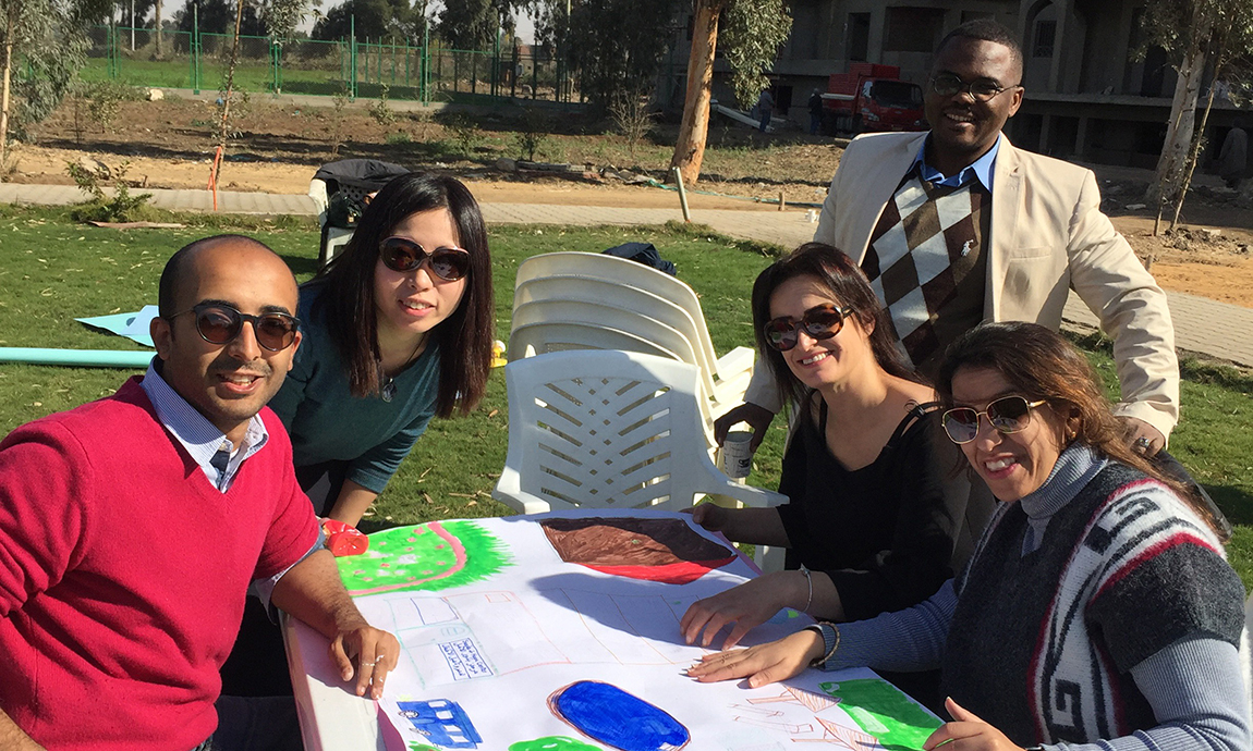 Ms. Nasu learning about group therapy using pictures together with specialists from other countries (Photo: second from left)