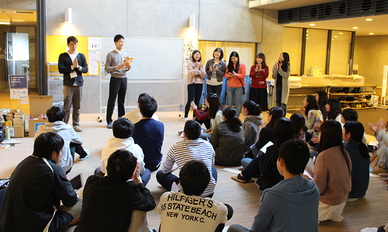 A senior student explains dorm rules to new residents (Ginkgo House)