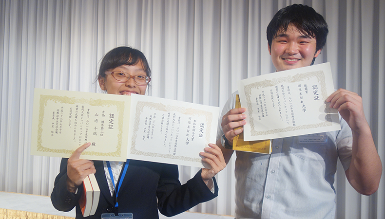 受賞した山﨑さん(写真左)と西部さん