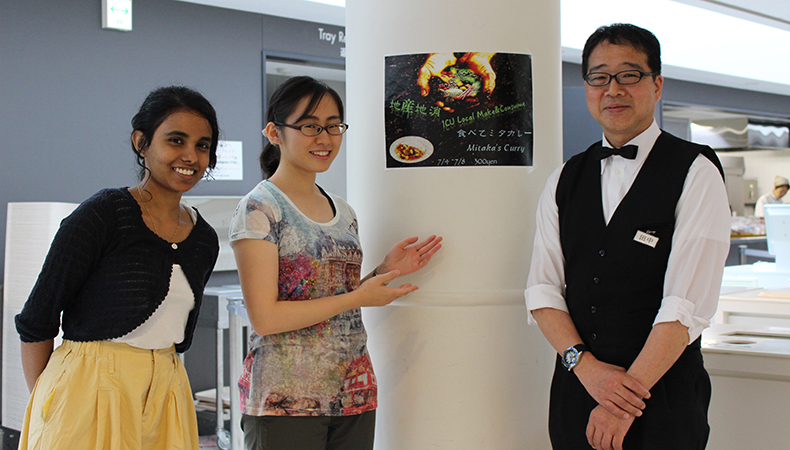 活動中心メンバーの、シリワルデナさん(写真左)、川越さん(写真中央)と大学食堂の田中さん