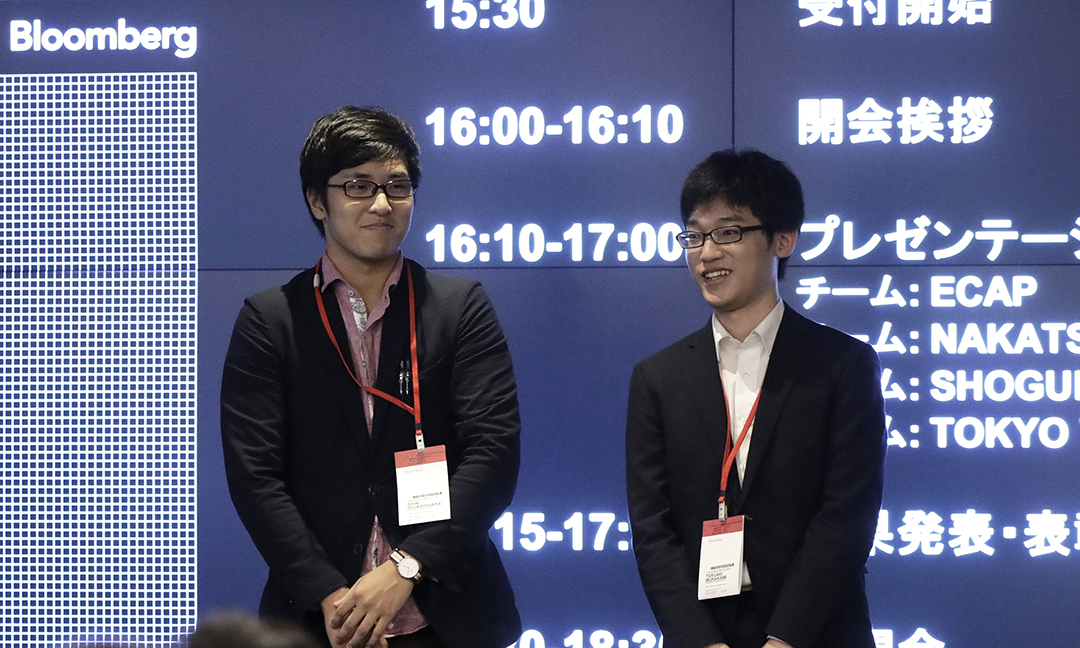 表彰式に参加した東原進(写真:左)さんと村上晃朗さん(写真提供:ブルームバーグL.P.)