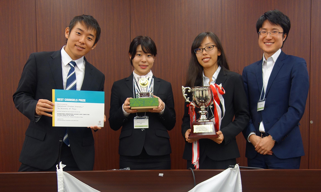 優勝した山﨑千鶴さん(右から2人目)