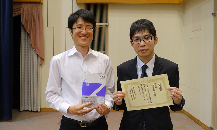 弁論を担当した青栁尚慈さん(写真右)と松田浩道助教