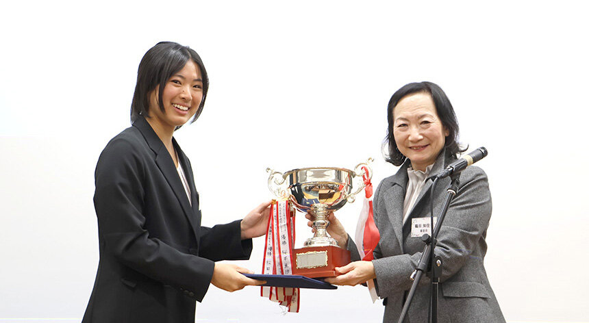 松田さん（写真左）と大会審査員の鶴田知佳子東京外国語大学名誉教授