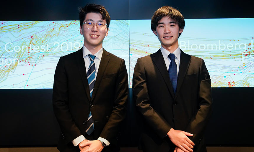 コンテストに参加した宮澤甫さん、本田岳さん(写真右) <br>池田黎さんは交換留学中のため、オンラインでの参加 (写真提供:ブルームバーグ L.P.社)