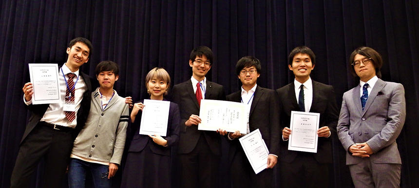 大会に参加した学生チームと、当日応援に駆け付けた鳴島歳紀さん<br>写真左から:山崎智尋さん(教養学部2年)、鳴島さん(同4年)、三島早希さん(同2年)、江川裕士さん(同4年)、中田駿さん(同4年)、高橋秀幸さん(同4年)、戸田舜樹さん(同4年)