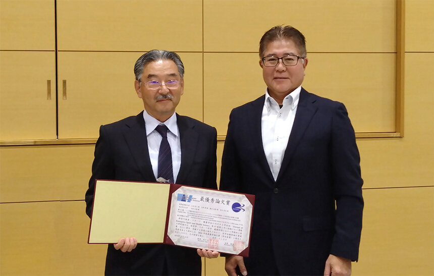 小林牧人特任教授、右:石井哲次氏(体育・スポーツ・健康学会理事長、神奈川大学准教授)