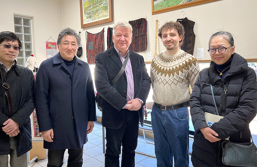 ボグダノフスキ氏(中央)、オースさん(右から2番目)、岩切学長(左から2番目)